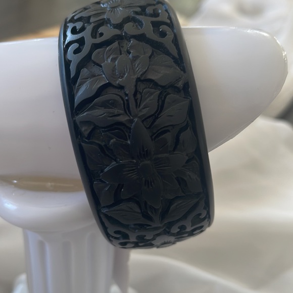 Black Cinnabar resin bangle bracelet - Picture 2 of 6